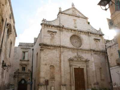 Da qui passeggiamo su via San Domenico, dove tra eleganti e storiche abitazioni si arriva davanti alla cinquecentesca e sobria chiesa che d� il nome alla strada